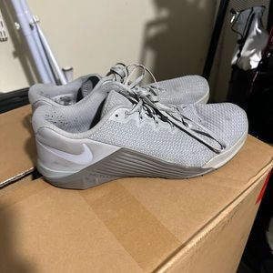 Men’s Nike met on sneakers size 10 grey